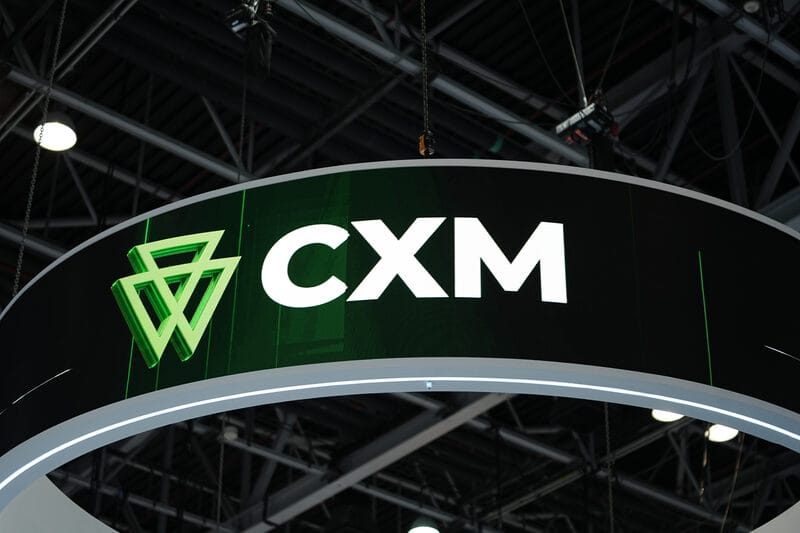 Ko‘rgazma stendi sarlavhasidagi CXM logotipi